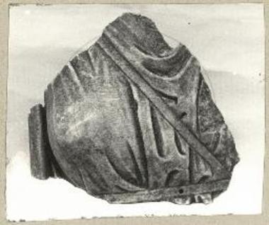 ΙΚΑΡΙΑ. Τεμάχιον αγάλματος Αρτέμιδος.