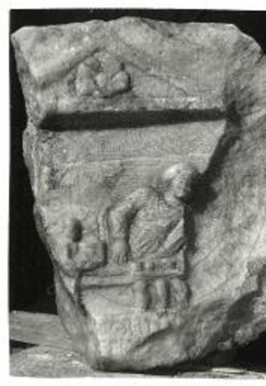 Το εντοιχισμένον εντός της αψίδος του ιερού του Αγ. Νικολάου τεμάχιον ρωμαϊκής σαρκοφάγου.