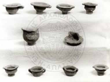 Αναθηματικοί κανθαρίσκοι και σκυφίδια.