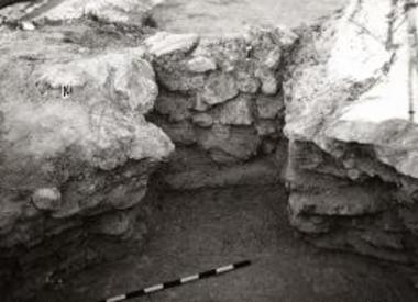 Τάφος 4. Το εσωτερικόν τμήμα του στομίου.