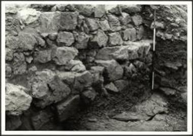 Τμήμα από την πρόσοψη των δωματίων και το χαμηλότερο παλαιοανακτορικό τοίχο, από ΝΑ.