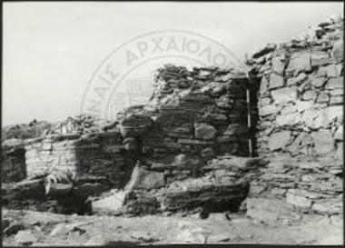 Η πύλη του τείχους του συνοικισμού Ζαγοράς πλησίον του νοτίου τέρματος αυτού. Διακρίνονται ο βόρειος πυλών και ο προμαχών πλησίον αυτού. Άποψις από Ανατολών.