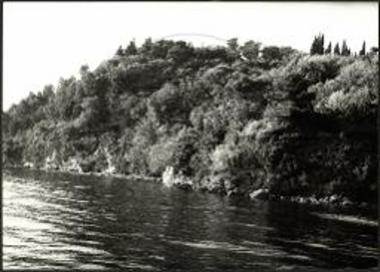 Η περιοχή πηγής, σπηλαίου, κλασικού τείχους· στο άνω δεξιό μέρος ή περιοχή του υστεροαρχαϊκού ναού.