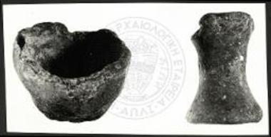 Μικρόν χονδροειδές αγγείον της χαλκοκρατίας και κυλινδρικόν αντικείμενον εκ της τομής Γ΄.