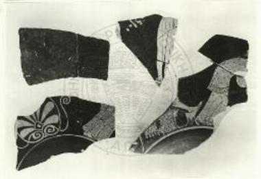 Η εξωτερική επιφάνεια τεμαχίων εκ λευκών κυλίκων. Το εσωτερικό ενός τεμαχίου φέρει την επιγραφή ΗΕΡΜΟΝΑΧΣ.