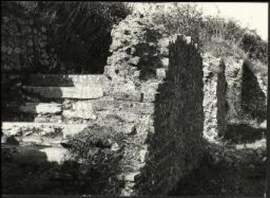 Ο τοίχος της νοτίας στοάς και η όπισθεν αυτού αποκαλυφθείσα κλίμαξ ανόδου εις τον β΄όροφον.