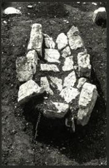 Ταφή ανατολικά του καθολικού.