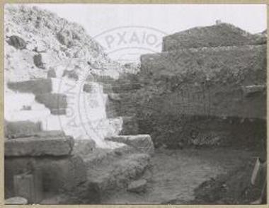 Αμνισός. Όψις των επάλληλων στρωμάτων. Αριστερά ορατή η κλίμαξ.