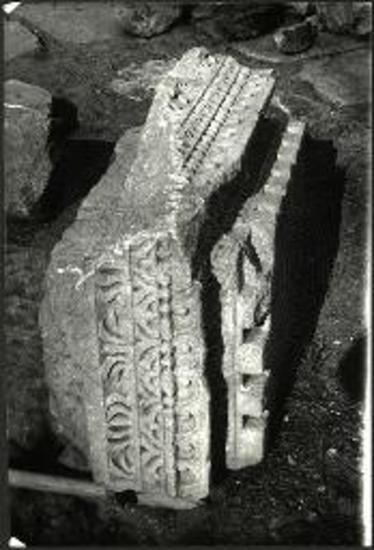 Φίλιπποι. Θριγκός εκ της φιάλης του αρχαιοτέρου του Οκταγώνου ναού. Κατά την μίαν πλευράν η μεταγενεστέρα επεξεργασία.