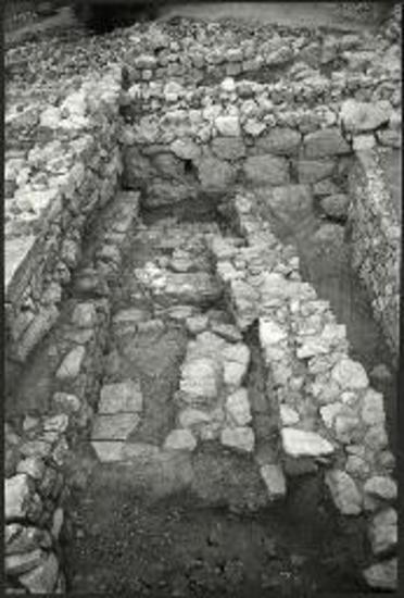 Κεντρικός τομέας. Πλακόστρωτος δρόμος πρώτης αρχιτεκτονικής φάσης (από ΝΑ).