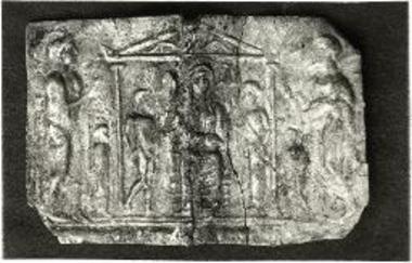 Επάργυρον πλακίδιον με την θεάν της Σαμοθράκης καθημένην και λατρευτάς.