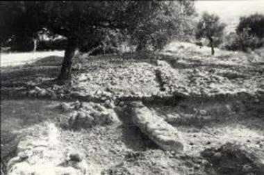 Περιστεριά, ΝΑ, τομεύς. Μυκηναϊκόν κτίσμα ( κάτω) και Ρωμαϊκόν πρώιμον (άνω).