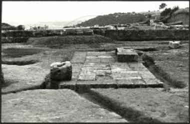Βωμός και αποθέτες.
