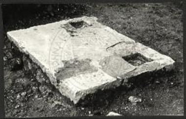 Βασιλικής Δ. Νικοπόλεως: Η σωζομένη πλάξ της βάσεως της Αγ. Τραπέζης.