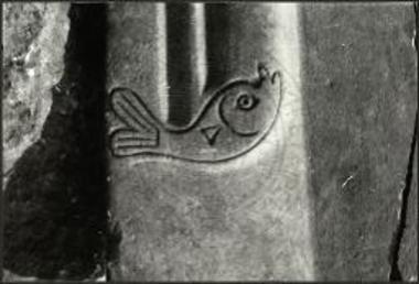 Φίλιπποι. Οκτάγωνον. Τμήμα τραπέζης προσφορών χρησιμοποιηθέν ως επικάλυψις τάφου. Λεπτομέρεια.