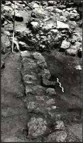 Η επίχωση κάτω από τα άνδηρα IIIΑ και IIIΒ σε σχέση με τοίχο του ΜΜ III/ΥΜ I οικοδομήματος (από Δ).