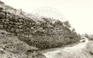 Η βαθιά θεμελίωση με ξερολιθιά για την κρηπίδα της ελληνιστικής στοάς μέσα στο γέμισμα του 