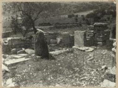 Κίων μεταξύ θωρακίων κατά την νοτίαν πλευράν του πρεσβυτερίου της Βασιλικής.