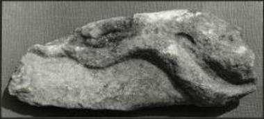 Πάρος, Μαρμάρινο θραύσμα από τη γλυπτή διακόσμηση  μνημείου από την Καργαδούρα.