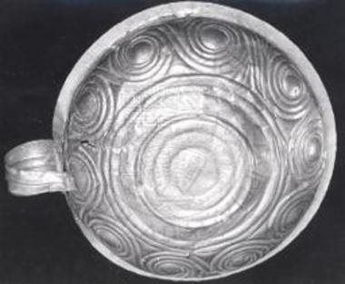 Περιστεριά, λάκκος. Χρυσούν κύπελλον 1.