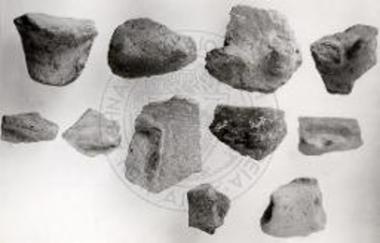 ΠΕ όστρακα αγγείων και πώματος πυξίδος.