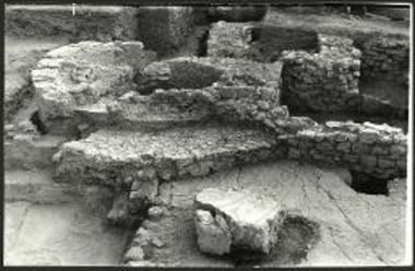 Ασβεστοκάμινος εντός κόγχης βαλανείου ( ) (από Δ).