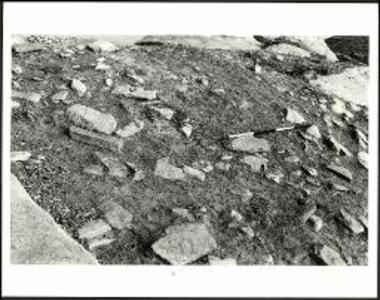 Πάρος, Κουκουναριές. Ερείπια οικοδομήματος στο ΒΑ άκρο του πλατώματος (τάφροι Η7-Η8). Άποψη από ΝΑ.