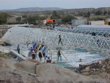 Γενική εξωτερική άποψη του στεγασμένου χωροδικτυώματος πριν από την κάλυψή του.