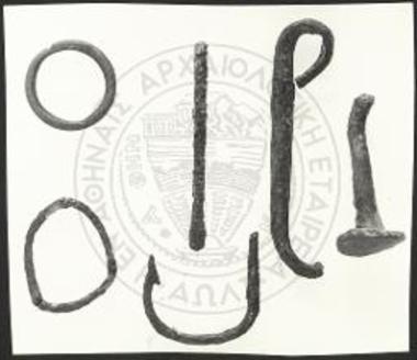 Χαλκά και σιδηρά αντικείμενα εκ του χώρου της οικίας 5.