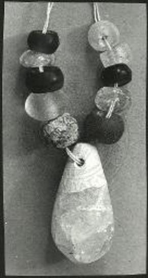 Περιδέραιον εκ ψήφων ορείας κρυστάλλου και σαρδίου.