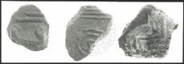 Θραύσματα ανάγλυφων πίθων από τους επιφανειακούς καθαρισμούς.