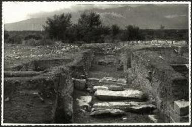 Φίλιπποι. Η πάροδος ανατολικώς του οικοδομικού συγκροτήματος του Οκταγώνου.