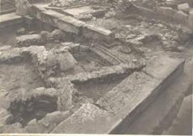 ΕΛΕΥΣΙΣ. Το δωμάτιον β.γ. της παλαιάς γεωμετρικής οικίας με μίαν λεκάνην θυσιών επί του δαπέδου. Σειρά πώρων εκ του πώρινου Πεισιστρατείου ναού.