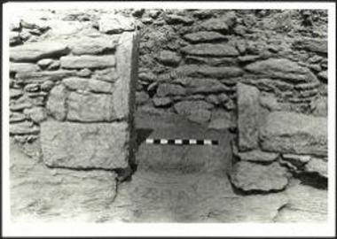 Οικία Α. Η μεταξύ των δωματίων Ι και ΙΙ θύρα.