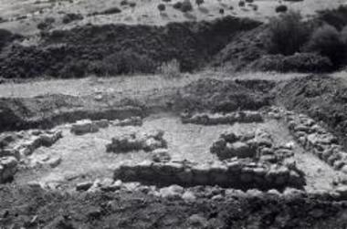 Περιστεριά. Πρωτομυκηναϊκή οικία. Κάτω αριστερά διακρίνεται μικρός κιβωτιόσχημος τάφος επί του δαπέδου.