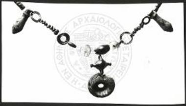 Περιδέραιον εκ ψήφων χρυσού και ορείας κρυστάλλου, μετά περιάπτων εκ χρυσού, ελεφαντόδοντος και φαγεντιανής.