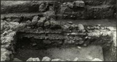 Ανατ. όψη τοίχου ξ. Η επίστρωση από κοπανισμένο ασβεστόλιθο και οι πλάκες του κατωφλιού του δωματίου της ελαφρόπετρας.