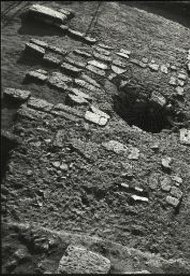 Αρχαία Άβδηρα. Αγρός Αβράμογλου. Το πλακόστρωτο γύρω από το πηγάδι.