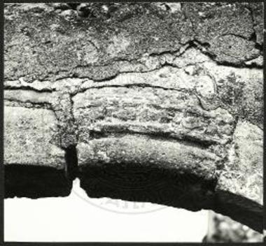 Άγιος Νικόλαος. Θολίτης Δ. θύρας τεθείς κατά δευτέραν χρήσιν. Προέρχεται εξ αγνώστου κτηρίου με δυτικήν μορφολογίαν.