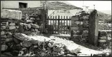 Παροικιά. Τα ερείπια της πύλης Α.