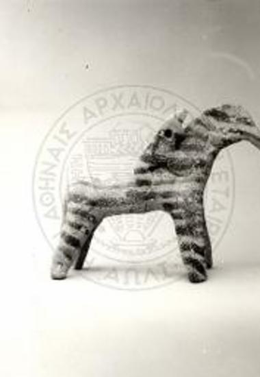 Ιππέας με οριζόντια διαγράμμιση της Τανάγρα/Ομάδας 10