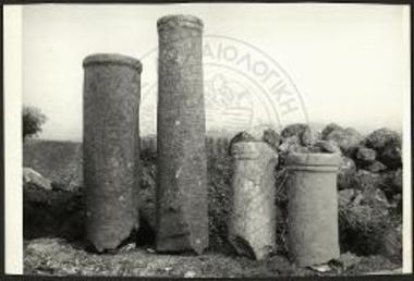 Κιονίσκοι και πεσσίσκοι τέμπλου και κιονόκρανον παλαιοχριστιανικού κτίσματος.