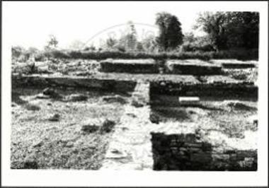 Δωδώνη. Πρυτανείο. Ο διάδρομος της πτέρυγας Ο2. Κατά μήκος αυτού ο ρωμαϊκός τοίχος από τη φάση των ιδιωτικών σπιτιών. Άποψη από βόρεια.