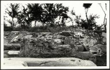 Φίλιπποι. Ο πυρήν του κτιστού άμβωνος του Οκταγώνου όπισθεν του στυλοβάτου του φράγματος του πρεσβυτερίου.