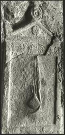 Νεώτερον καθολικόν της Μονής των Αγίων Θεοδώρων παρά το Πραστείον. Αρχαία επιτύμβιος στήλη ως ομφάλιον.