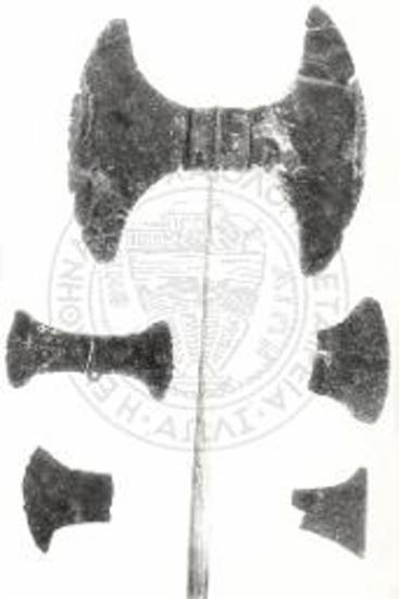 Χαλκοί διπλοί πελέκεις εκ του ιερού.