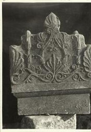 Ερέτρια. Επίκρανον επιτυμβίου στήλης μετ' επιγραφής.