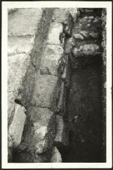 Το κατωτέρον μέρος του αναλήμματος του αποκαλυφθέντος εις τον τομέα β΄.