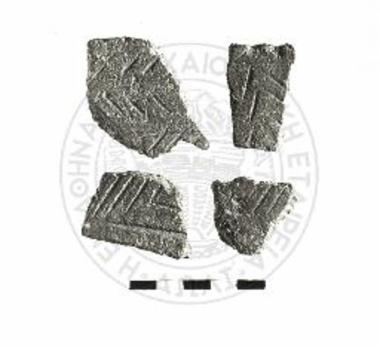 «Talc ware» όστρακα σώματος με διακόσμηση εγχάρακτης ιχθυάκανθας. Άνω: Α 8, Φ 194. Κάτω: Φ 127, Φ 145.