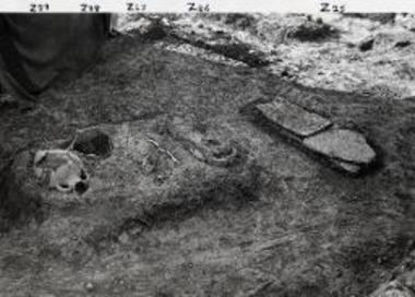 Η σχετική προς αλλήλους θέσις των τάφων Ζ25 (σαρκοφάγος), Ζ26 (λάρναξ), Ζη (εναγισμός), Ζ28 και Ζ29 (εγχυτρισμοί).